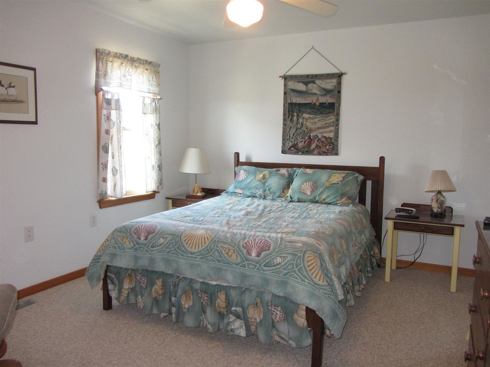 The Baited Hook 4 Bedroom Cottage by RedAwning view 4