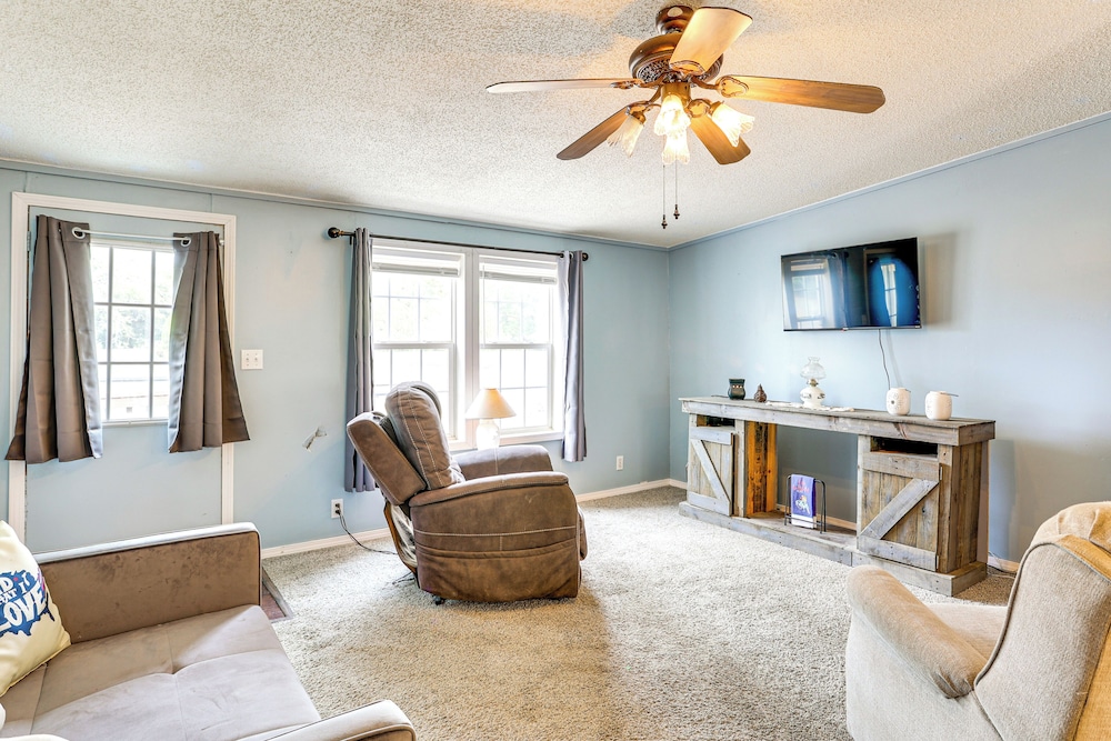 3 Mi to Dtwn: Pet-friendly Farm Retreat in Paris!