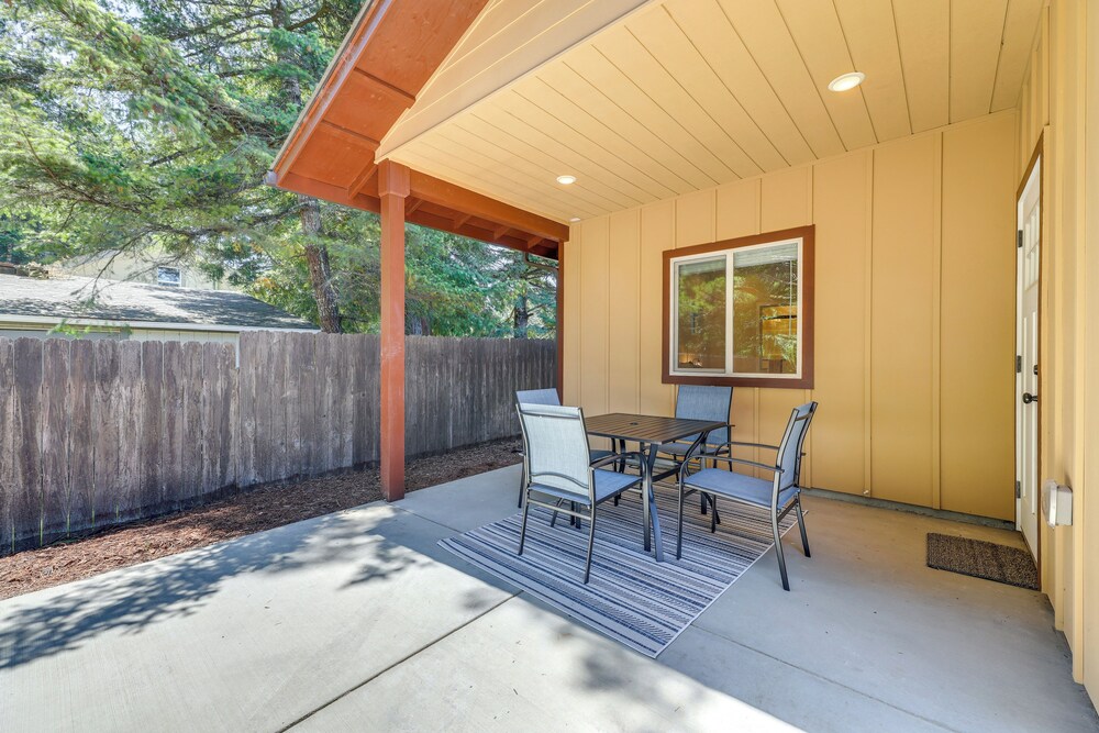 Family-friendly Florence Home: 3 Mi to the Coast!
