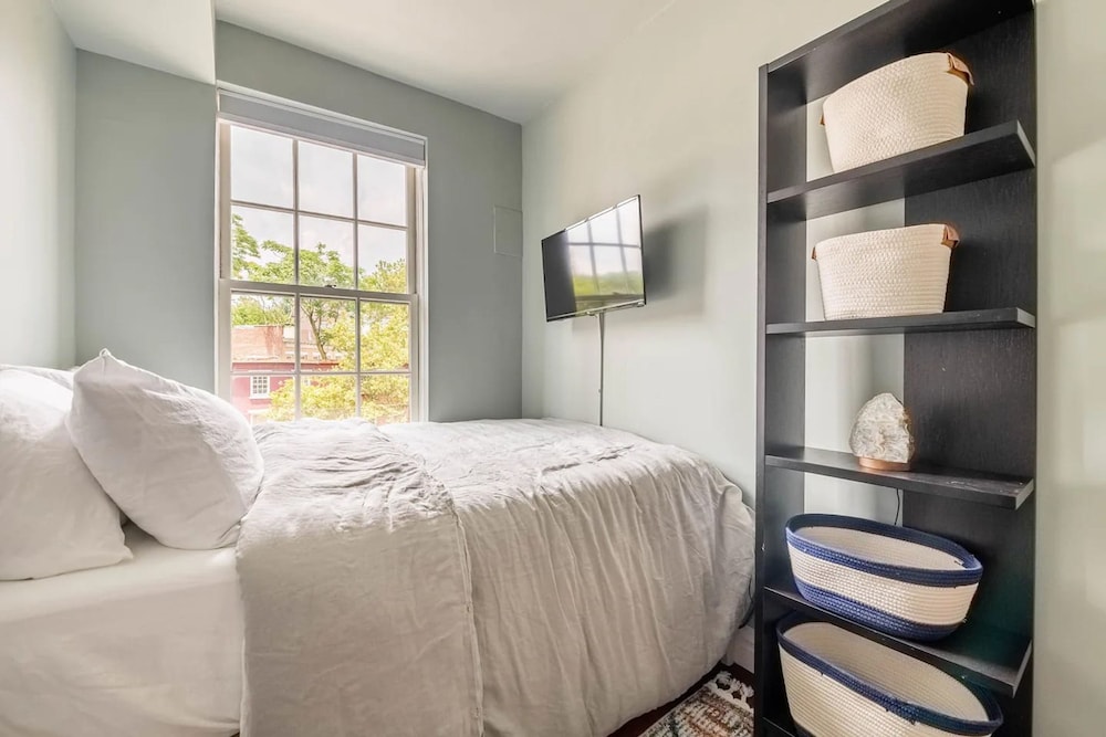 Lofty Bright Greenwich Getaway w Private Rooftop