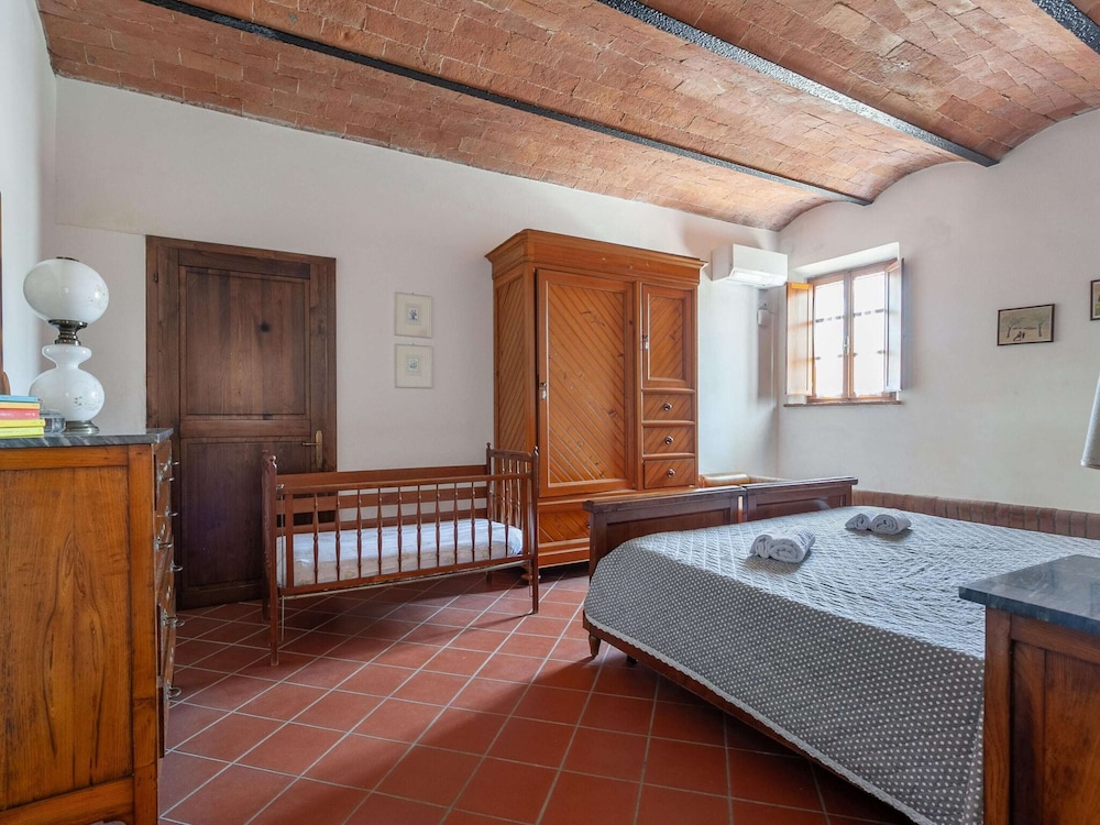 Tuscan Farmhouse in Peccioli with Swimming Pool near Lakes view 4