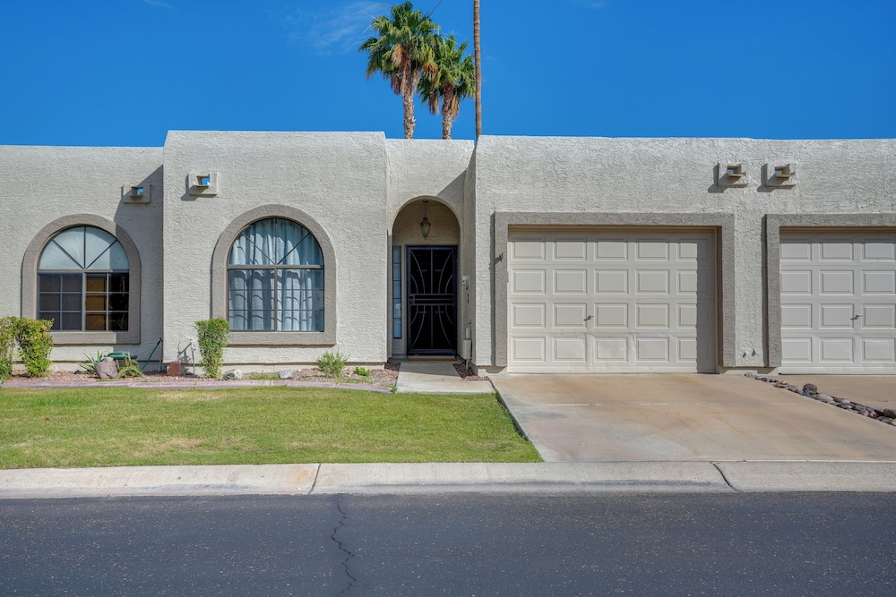 Patio + Pool Access: Golf Getaway in Peoria