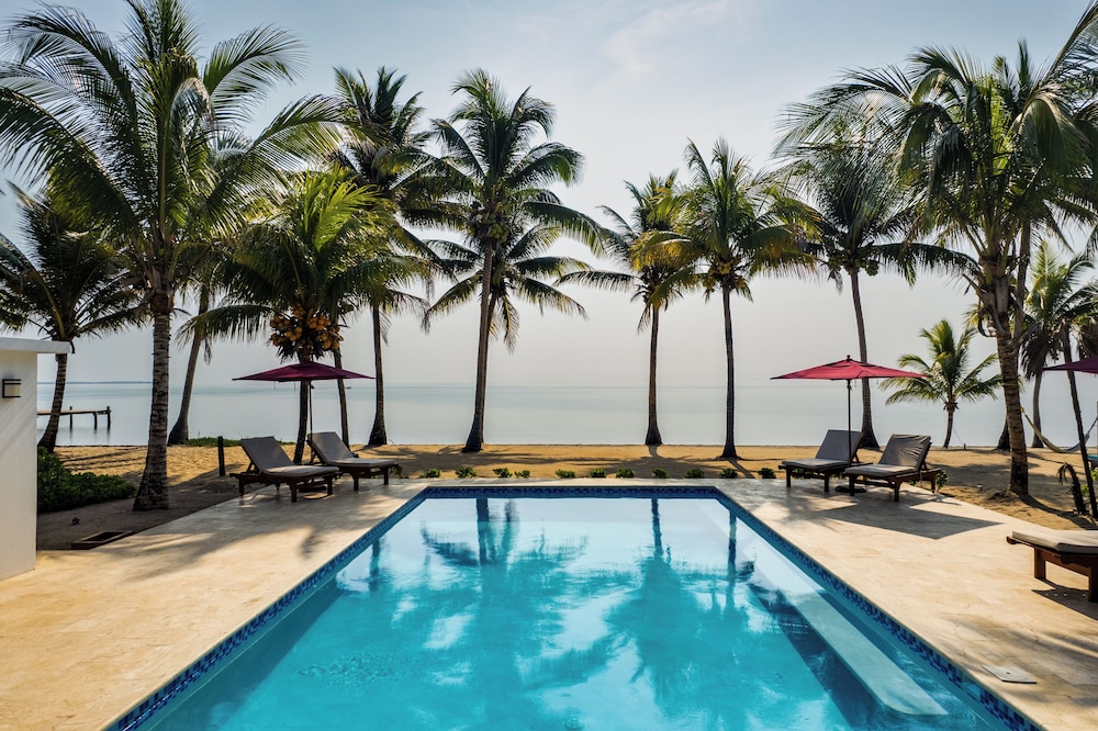 Coconut Row Boutique Hotel