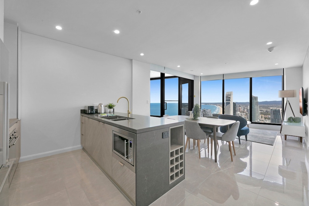 Oceanfront 2-bed With Spectacular View Pool & Gym