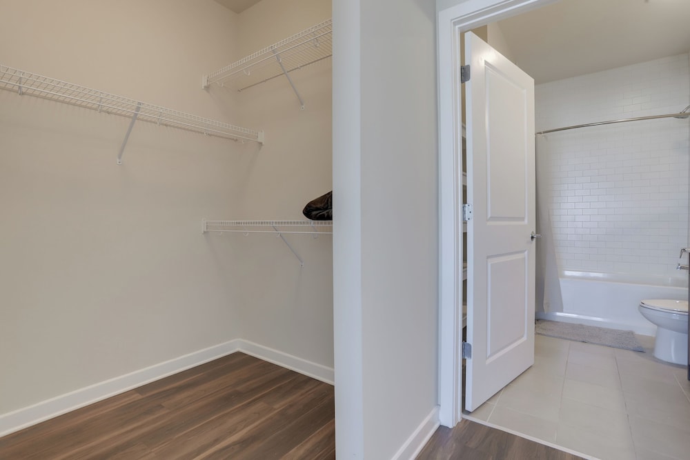Spacious 2BR Apt with Den W Balcony