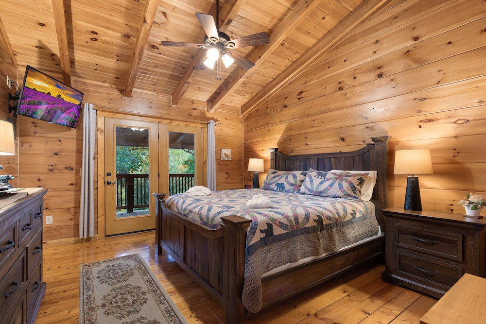 Cozy Bear Lodge by Jackson Mountain Rentals view 3