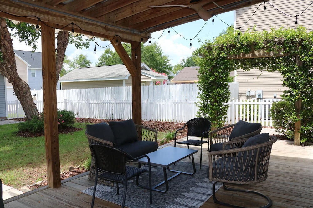 Lowcountry Lodge! In the Heart of Historic Old Town Bluffton SC