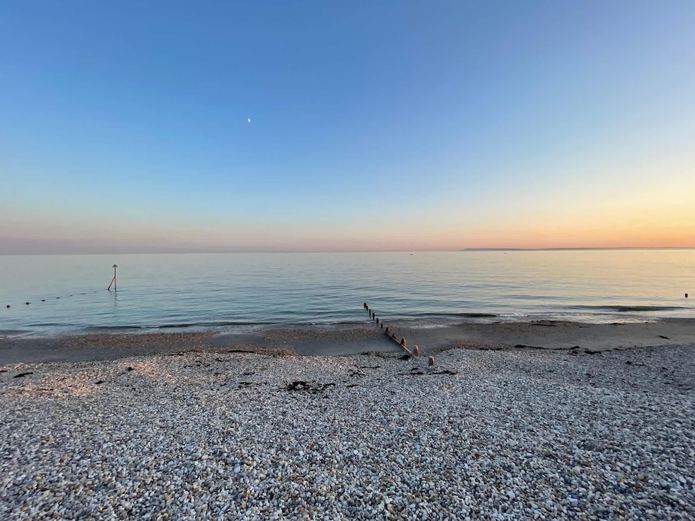 Charming Seaside Cottage - 5-min Walk to Beach