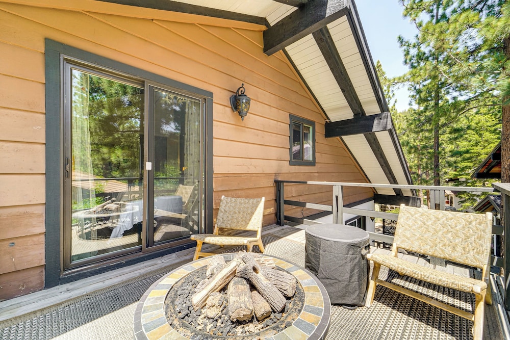 Walk to Diamond Peak: Luxe Chalet w/ Mtn-view Deck