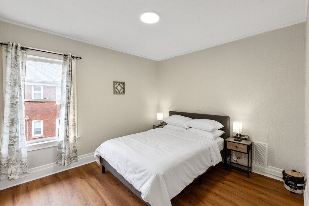 Cozy Upper Flat Minutes From Niagara Falls 3 Bedroom Apts