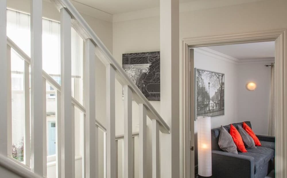 Central Quiet 2 Bedroom Townhouse With Office view 4