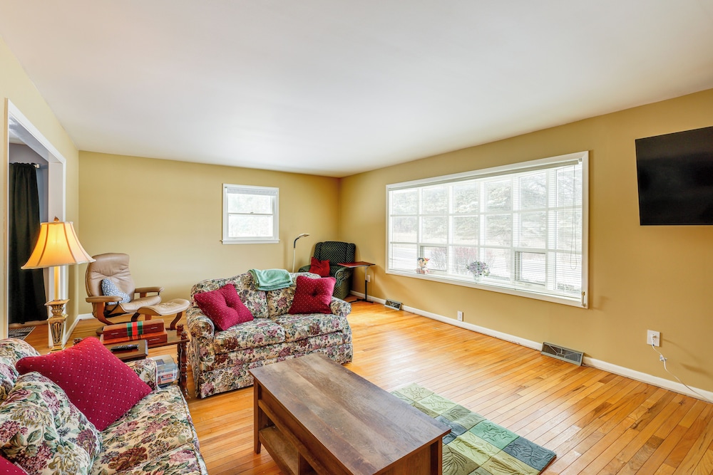 9 Mi to Lake George Village: Home in Queensbury