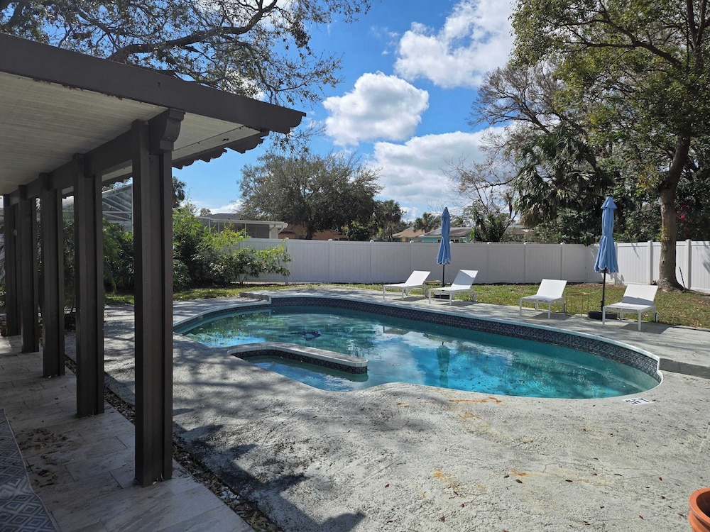 Bay Crest House Stay for 10!