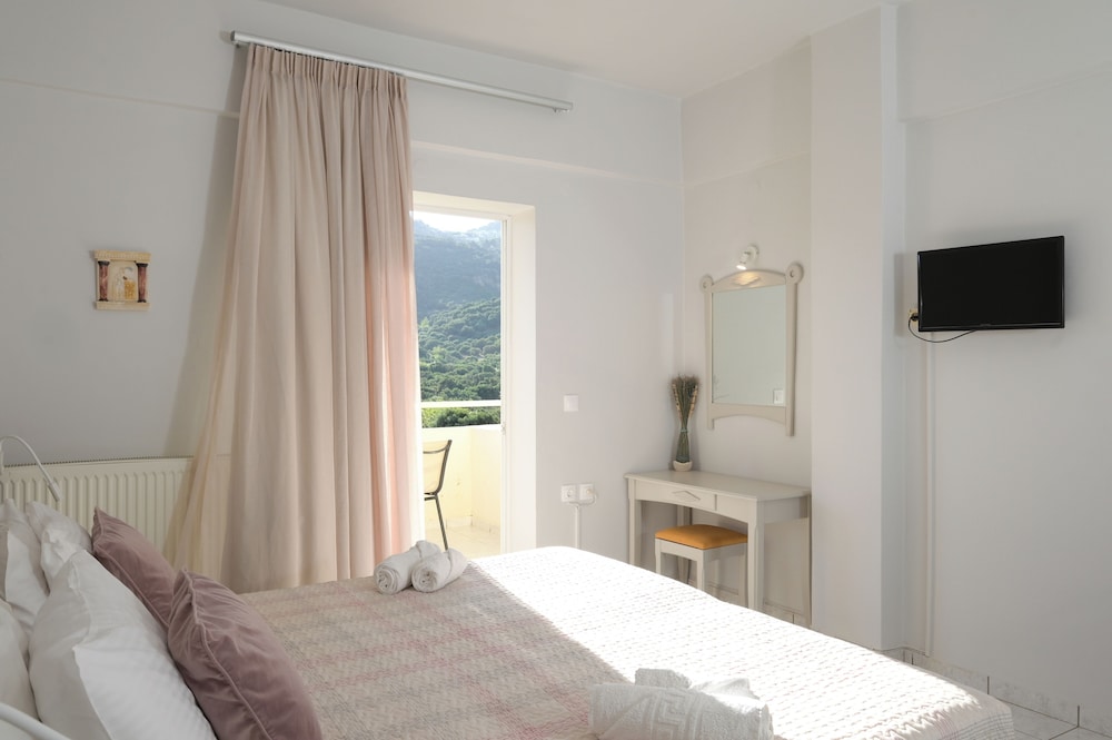 Antonis Apts - Physio Fitness Retreats