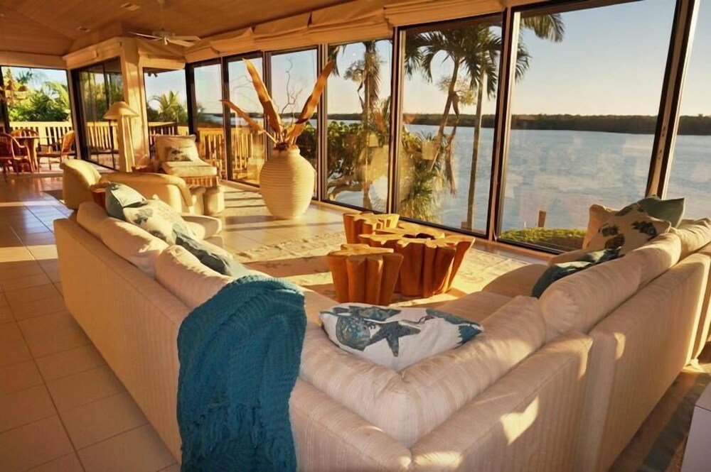 BRF1569 4 Bedroom Holiday Home by Marco Naples Vacation Homes