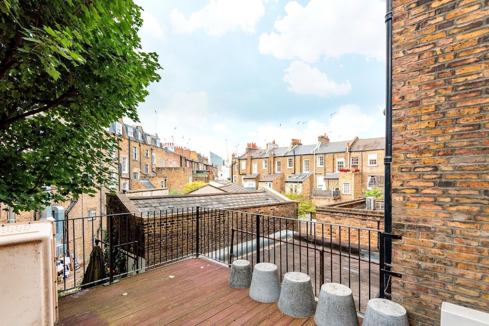 Charming Pimlico Home Close to the River Thames by Underthedoormat