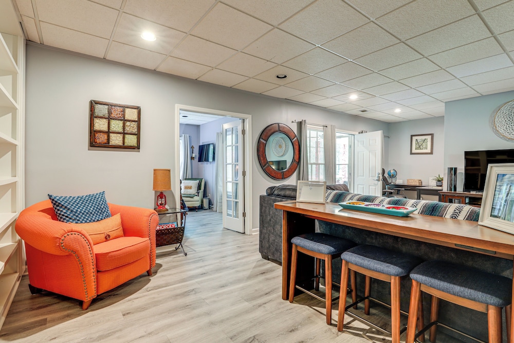 Spacious Yard & Bbq: Chic Escape in Lawrenceville!