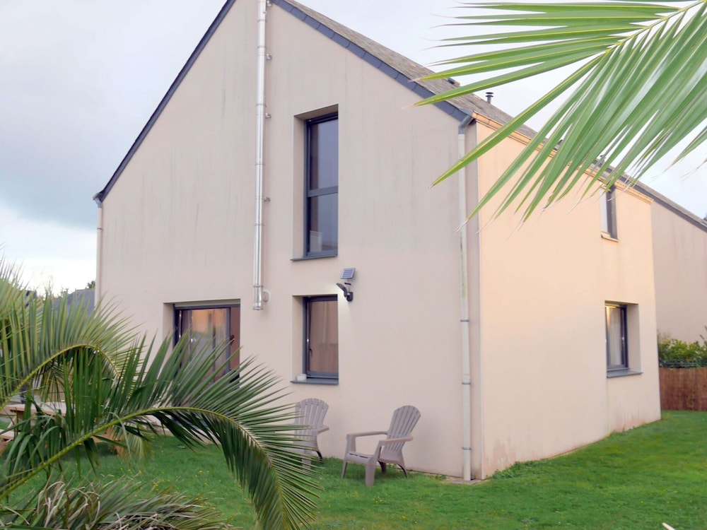 Beachfront Holiday Home in Guisseny