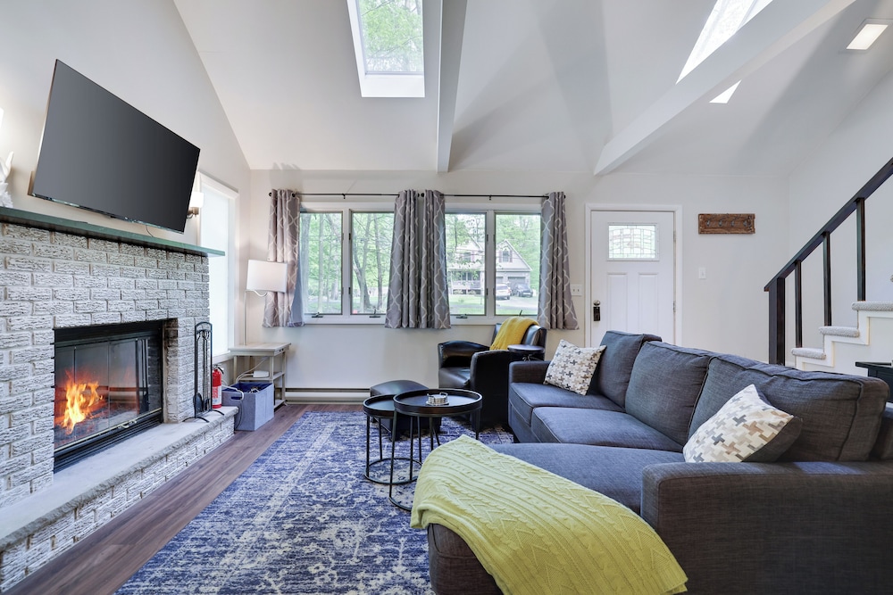 Dreamy Lake House With Fireplace, Firepit & Pet Friendly