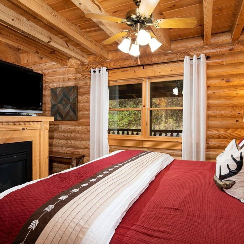 Cozy Upscale Cabin w Fireplace Hot Tub