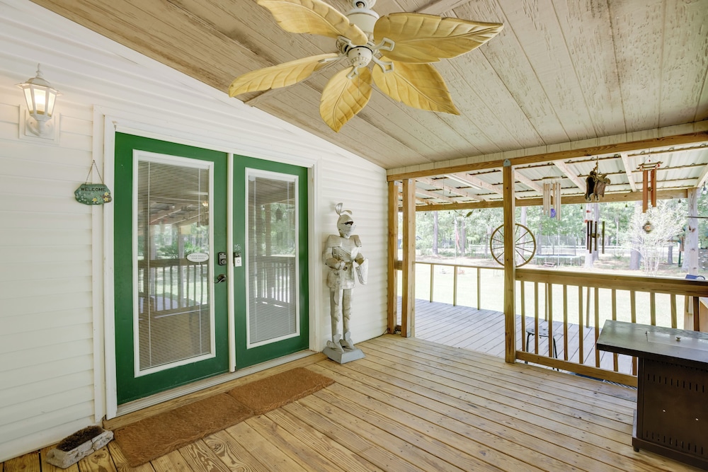 Play Games, Bike & Unwind: Cleveland Family Home!