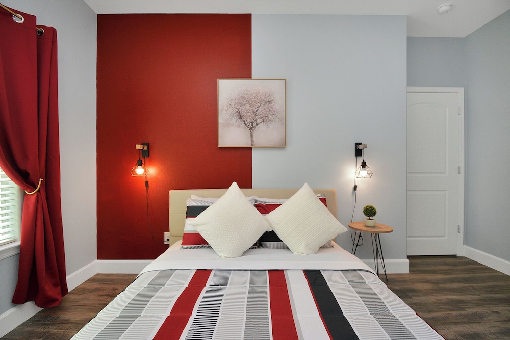 Cozy Retreat Near NRG Stadium, Free parking, Wi Fi - Image 2