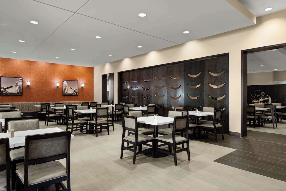 Elizabeth Vacations - Embassy Suites Newark Airport - Property Image 8