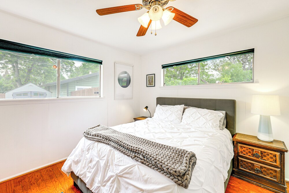 7 Mi to Dtwn San Antonio: Charming Home w/ Yard