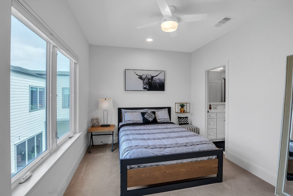Modern 3br In Bishop Arts Walk To Shops & Dining 3 Bedroom Duplex
