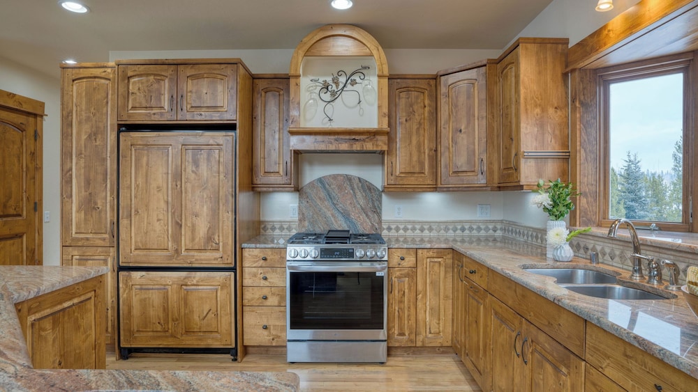 Skate Bowl, Hot Tub & Game Room Breckenridge Adventure Chalet by Avantstay