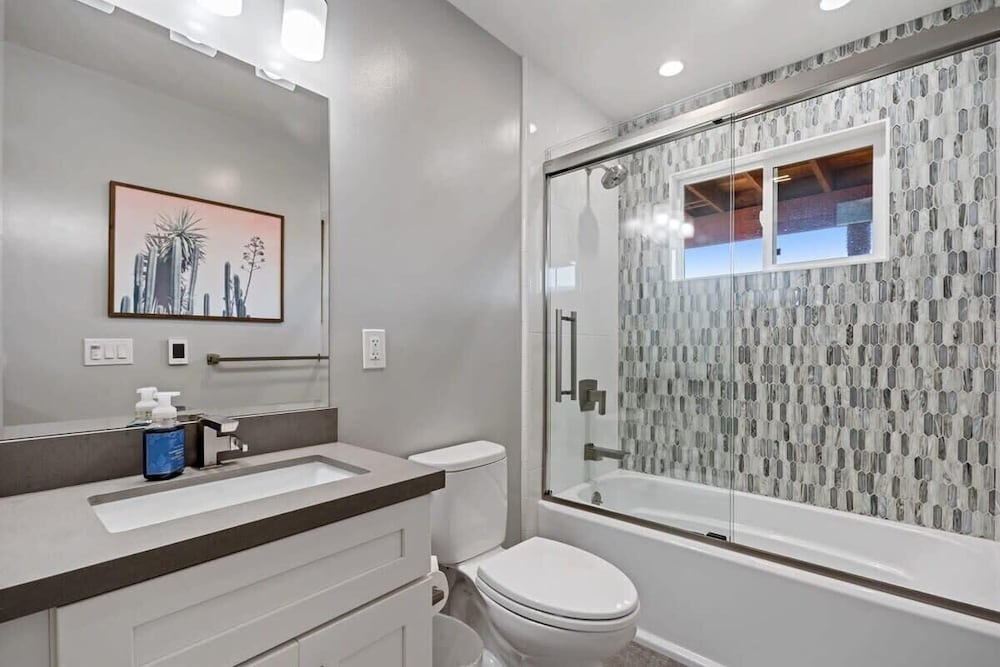 @ Marbella Lane - Chic Abode W/mountain Skyline