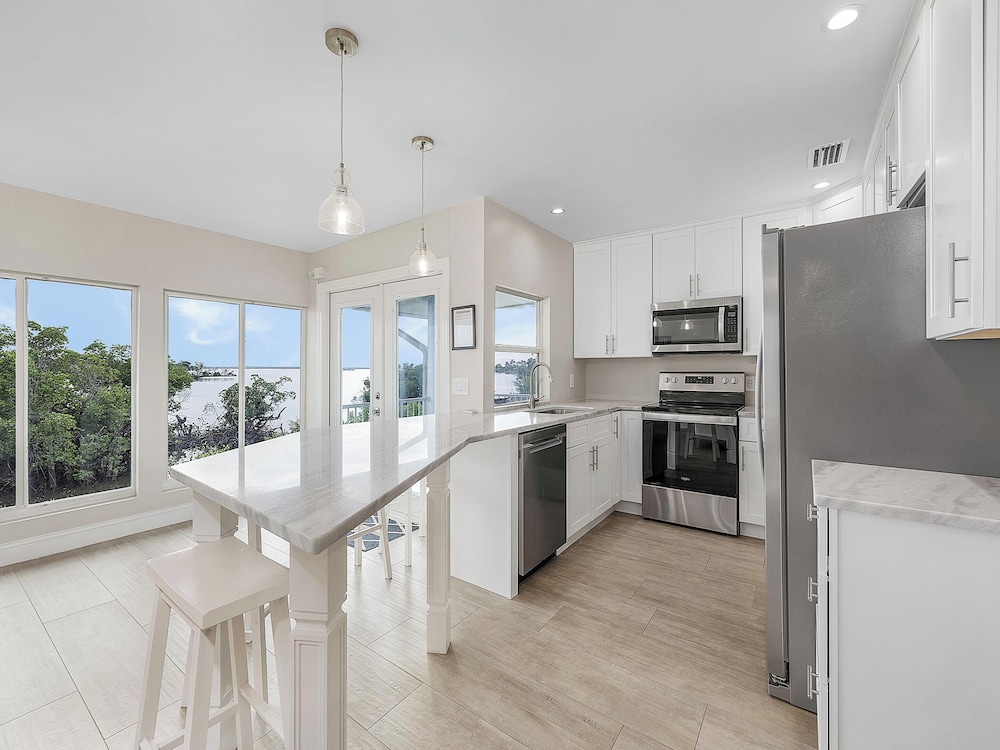 Dolphin Bay by Distinctive Beach Rentals