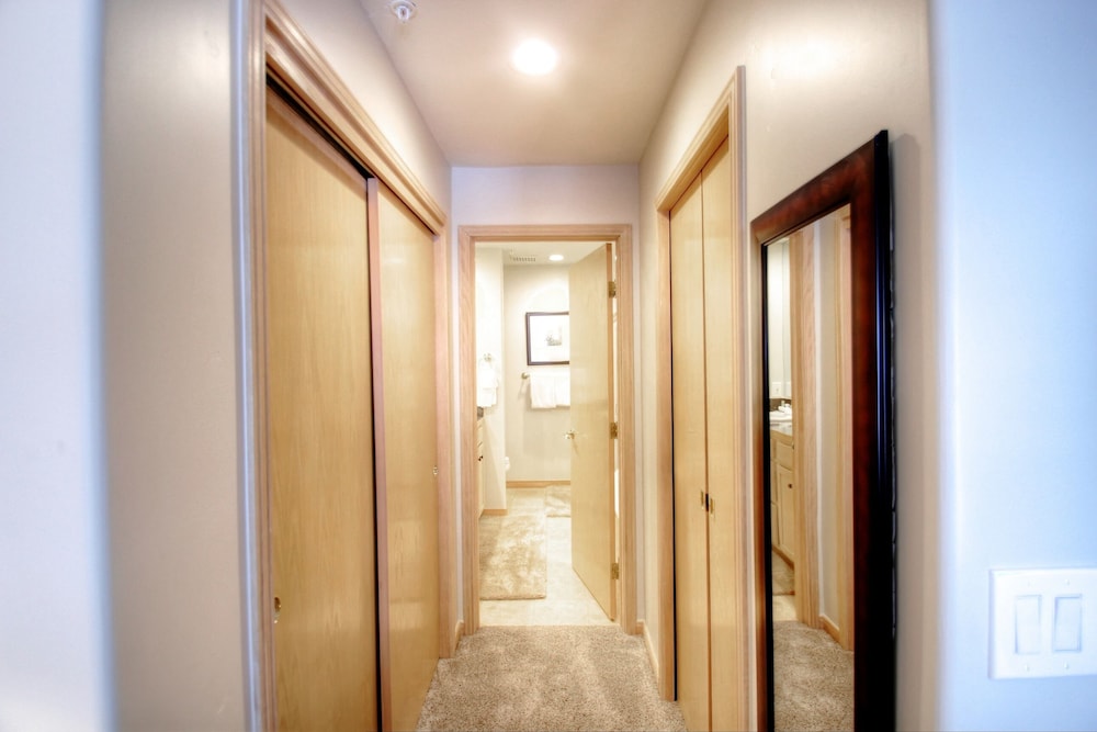 Canyon Run Townhomes F102 3 Bedroom Townhouse by RedAwning - Property Image 4