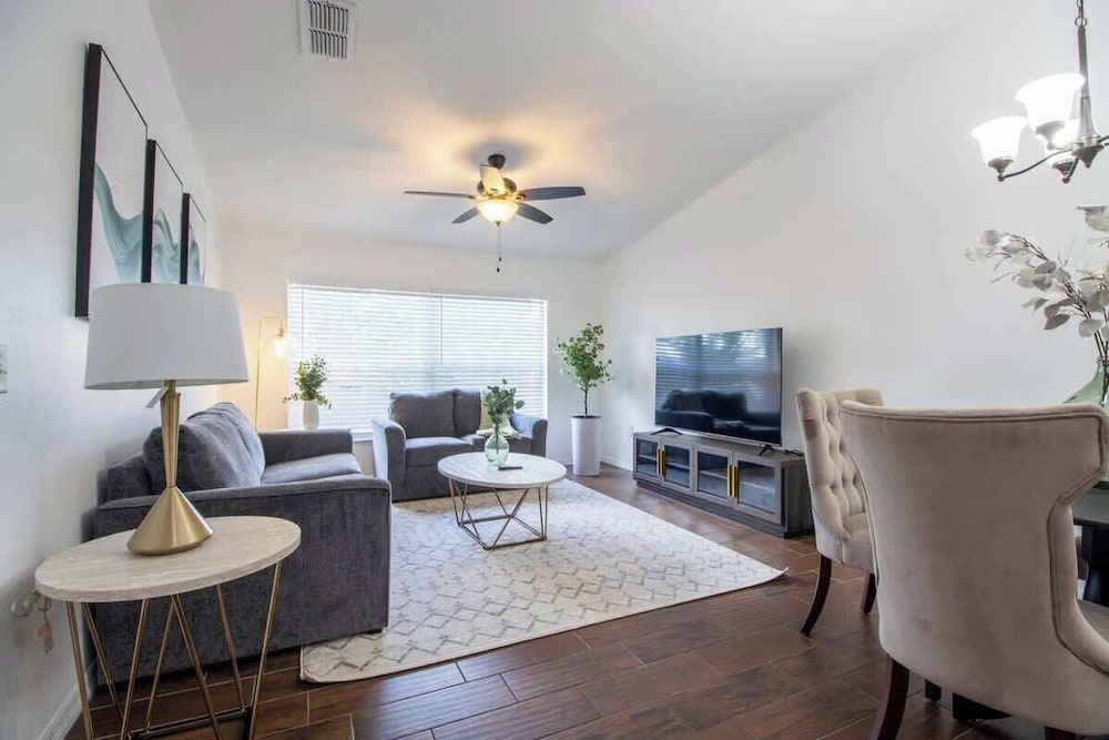 Entire Modern Home in Dade City