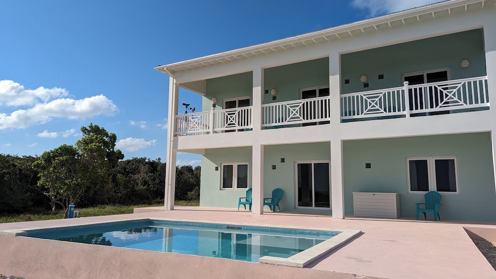 Paradise Cove: Oceanfront Haven With Infinity Pool