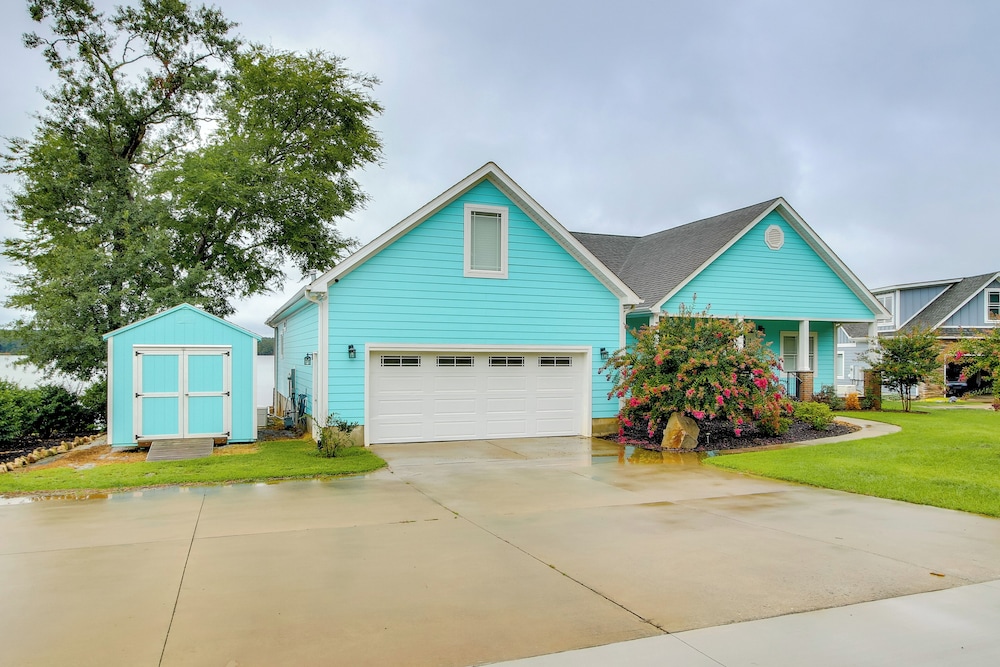 Lakefront Home w/ Hot Tub & Dock in Cross Hill!