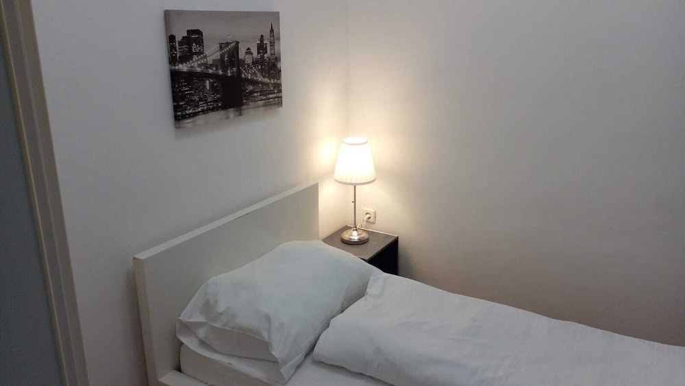 Bright 2BR Stay Close to Stadthalle