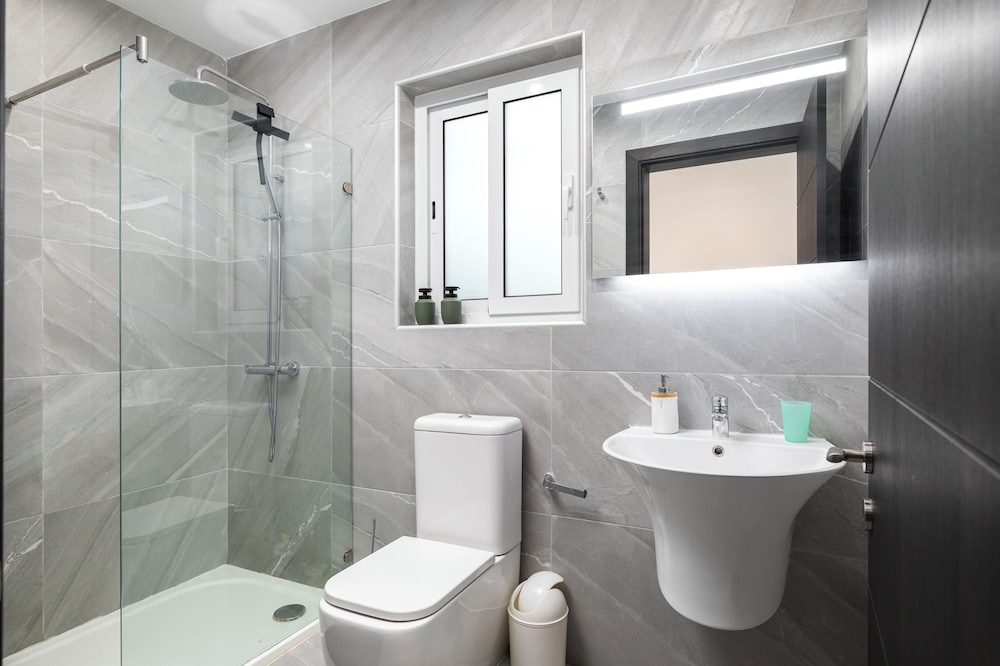 Modern Stylish 3 BR APT with Balcony