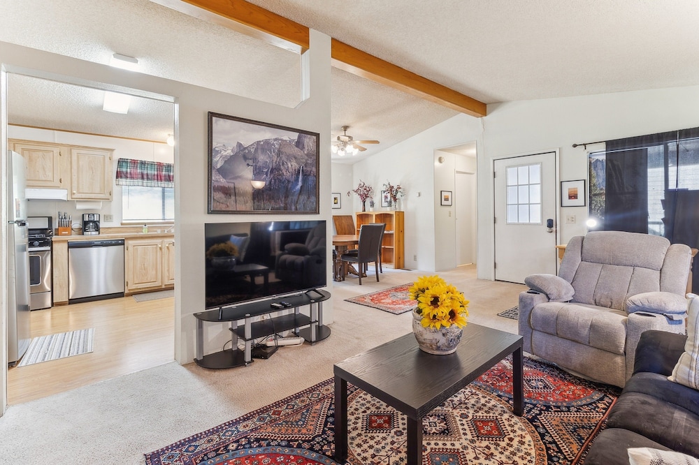 Lincoln Lodge 2 Bedroom Cabin by Yosemite Region Resorts