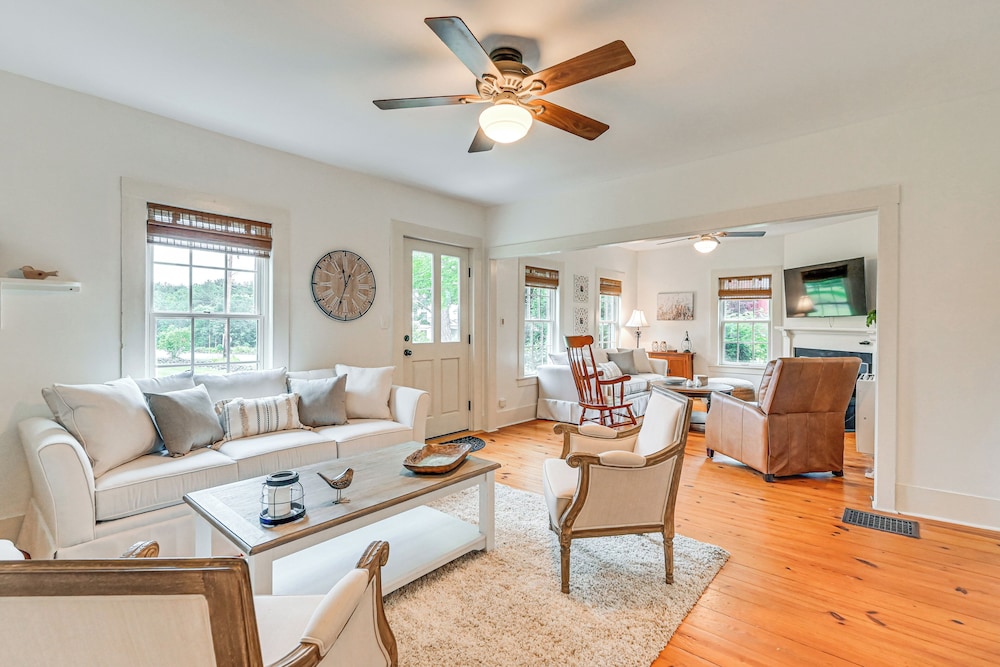 Historic Farmhouse Near Mountains & Colleges!