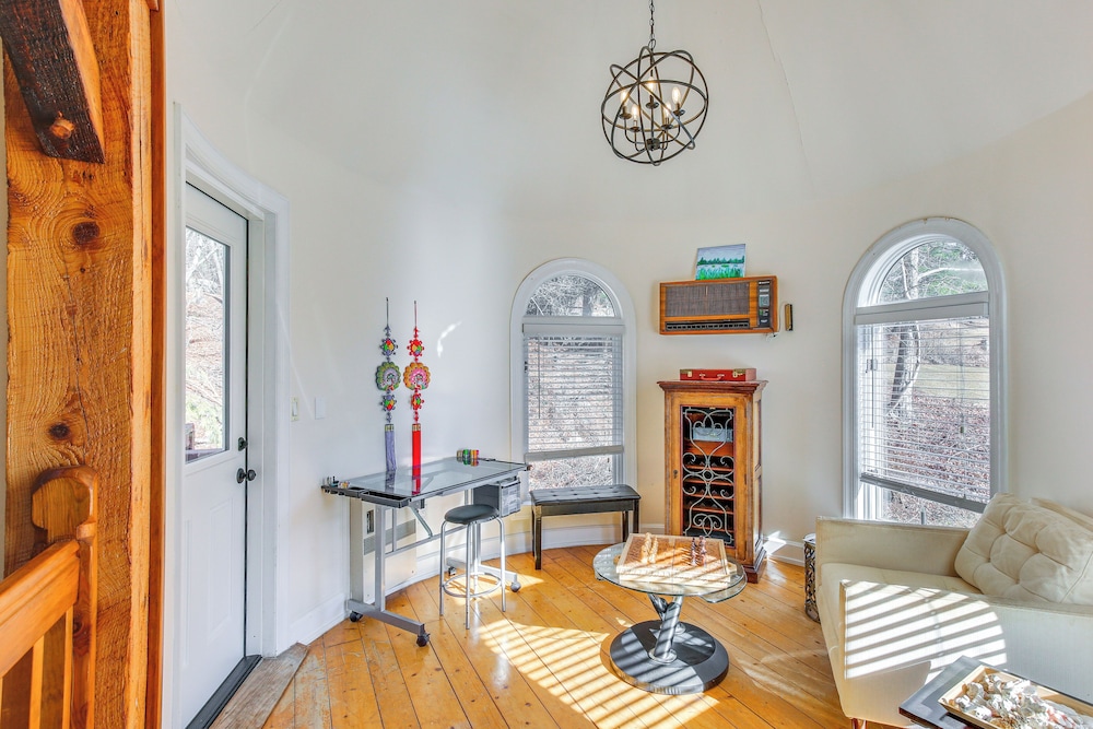 4 Mi to Danbury: Apt w/ Indoor Pool Access