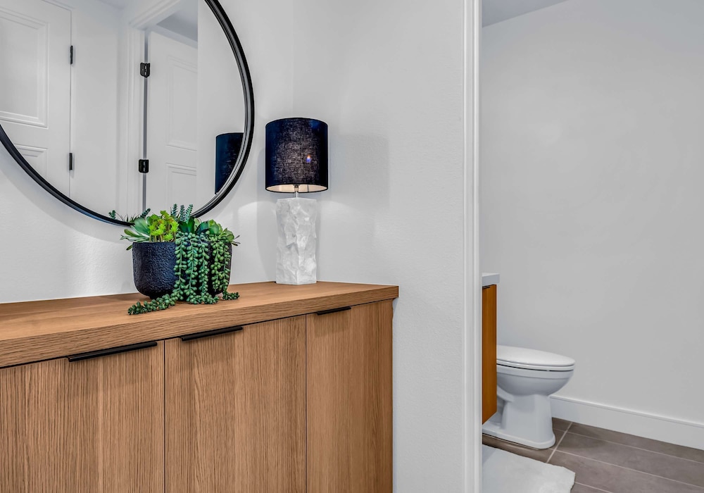 Modern Miralon - Sophisticated Retreat for Up To 5 w/ Resort Amenities
