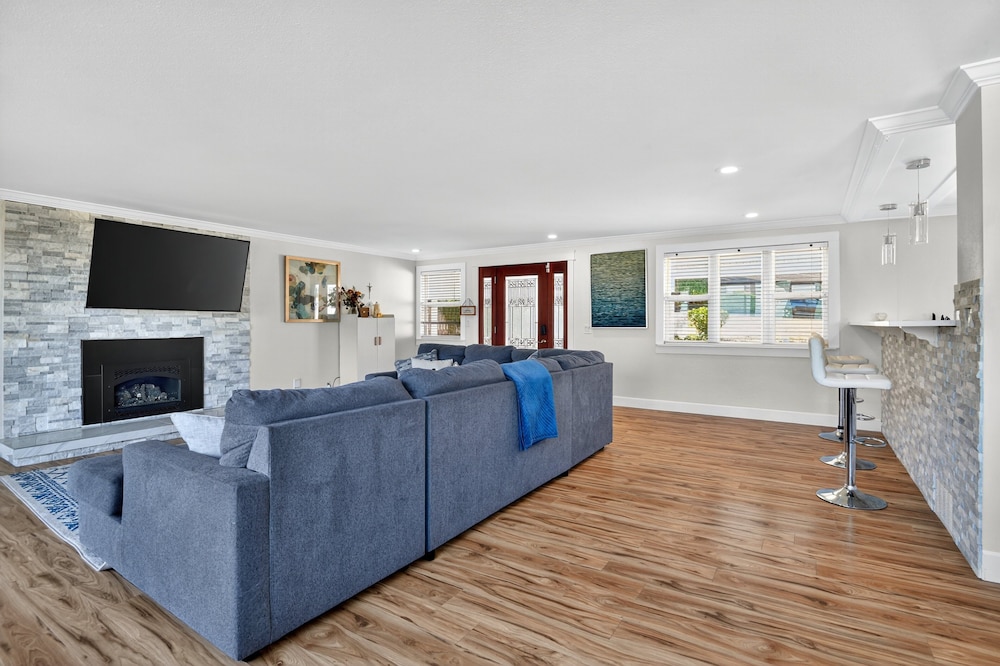 Relaxing Coastal Escape With Ocean Views 5 Bedroom Home