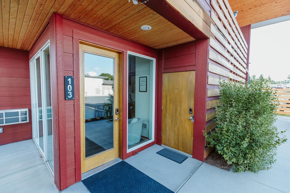 Brand New Downtown Studio w Kitchen