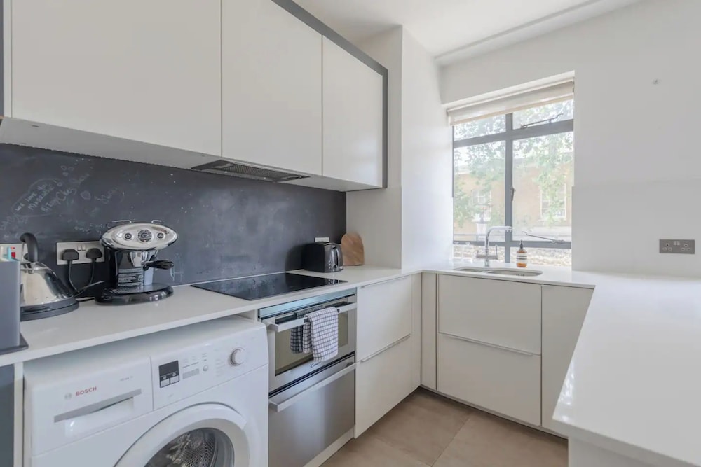 Sleek & Stylish 1BD Flat w/ Balcony - Kings Road