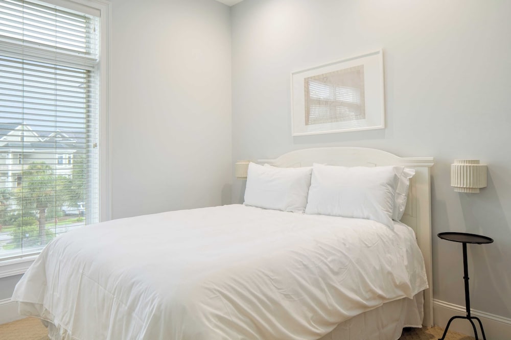 Sleeps 38 2 Homes, Steps to the Beach, Private Pool + Hottub, Game Room, Views
