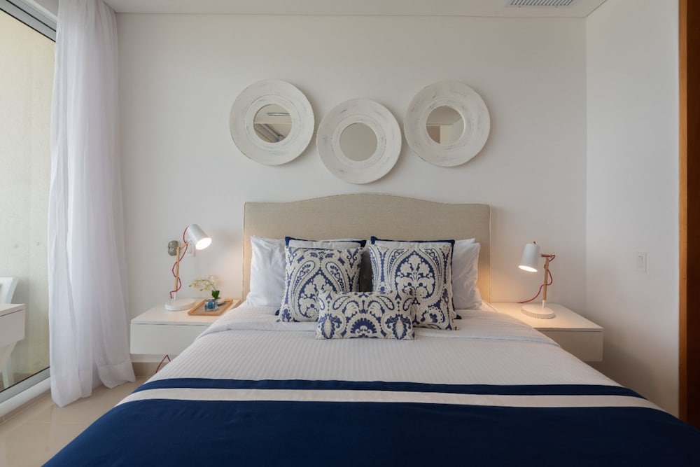 Classy 1 Bedroom Pool & Gym near Downtown view 3
