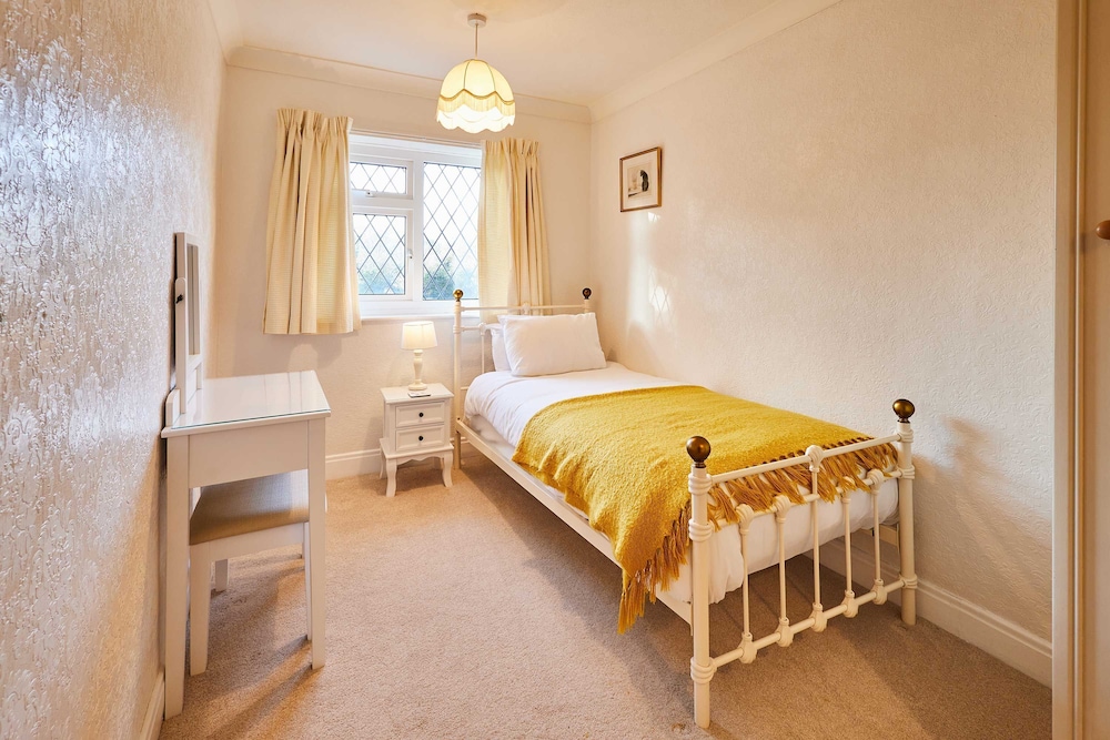 Host Stay Ailsa Cottage