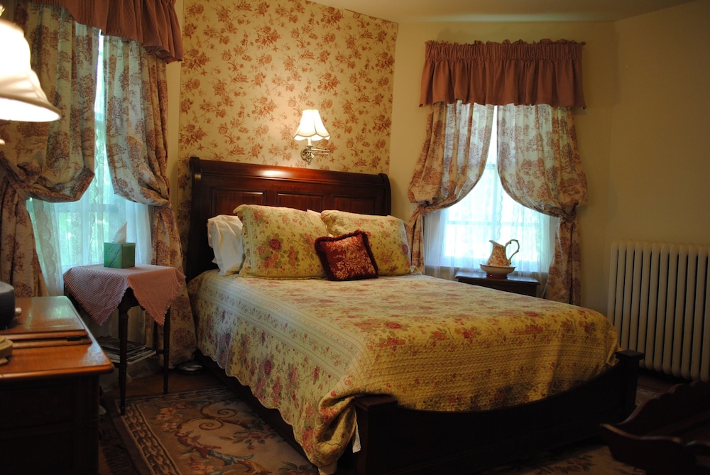 Inn On Poplar Hill