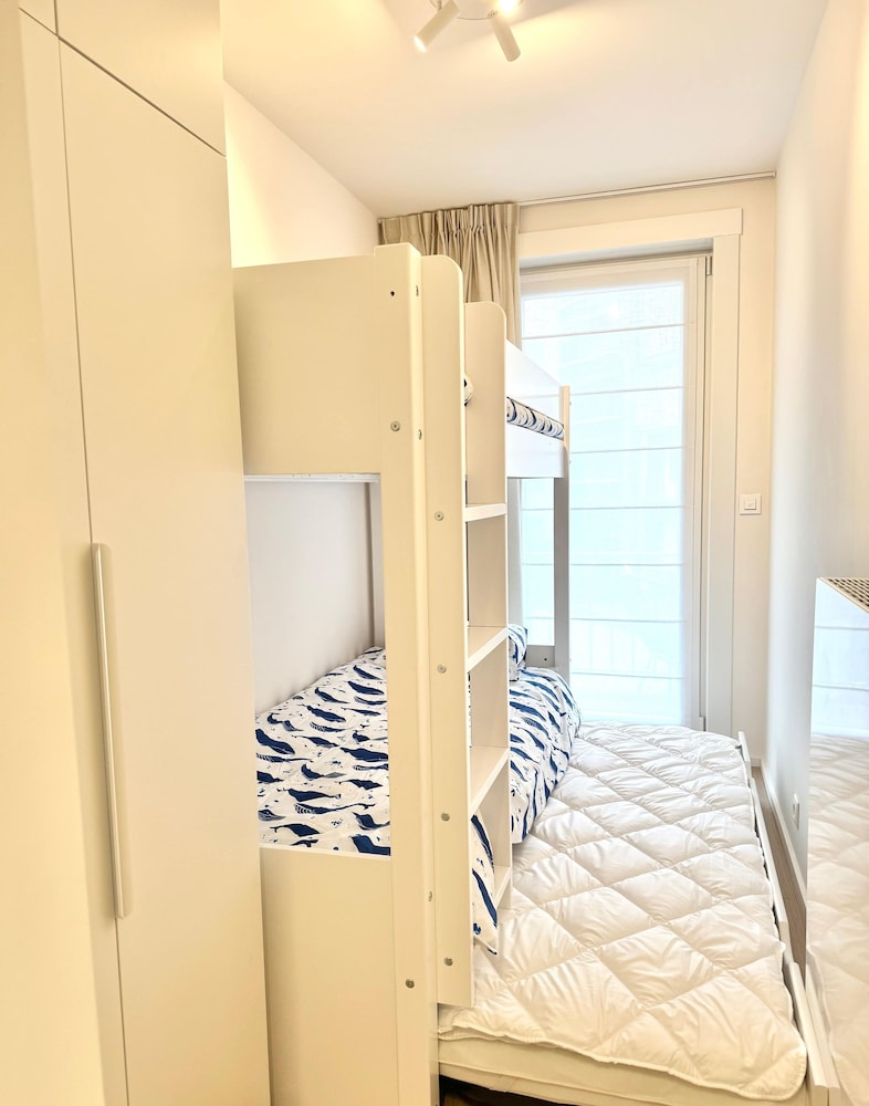 Spacious Bright Apartment Steps From the Beach i